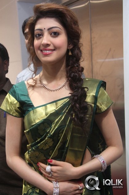 Pranitha-Launches-RS-Brothers-Showroom